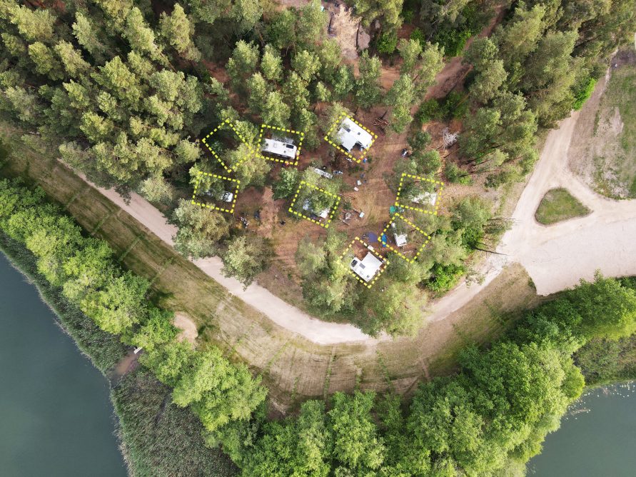 Parcela campingowa na wzgórzu z widokiem na jezioro (średnia – stefy B, D) – camper / namiot na dachu